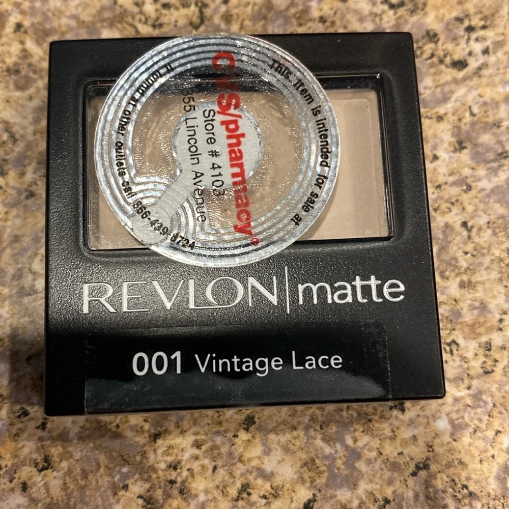 Bundle of Revlon Kiss Exfoliating Balm and Eye Shadow Vintage Lace 001